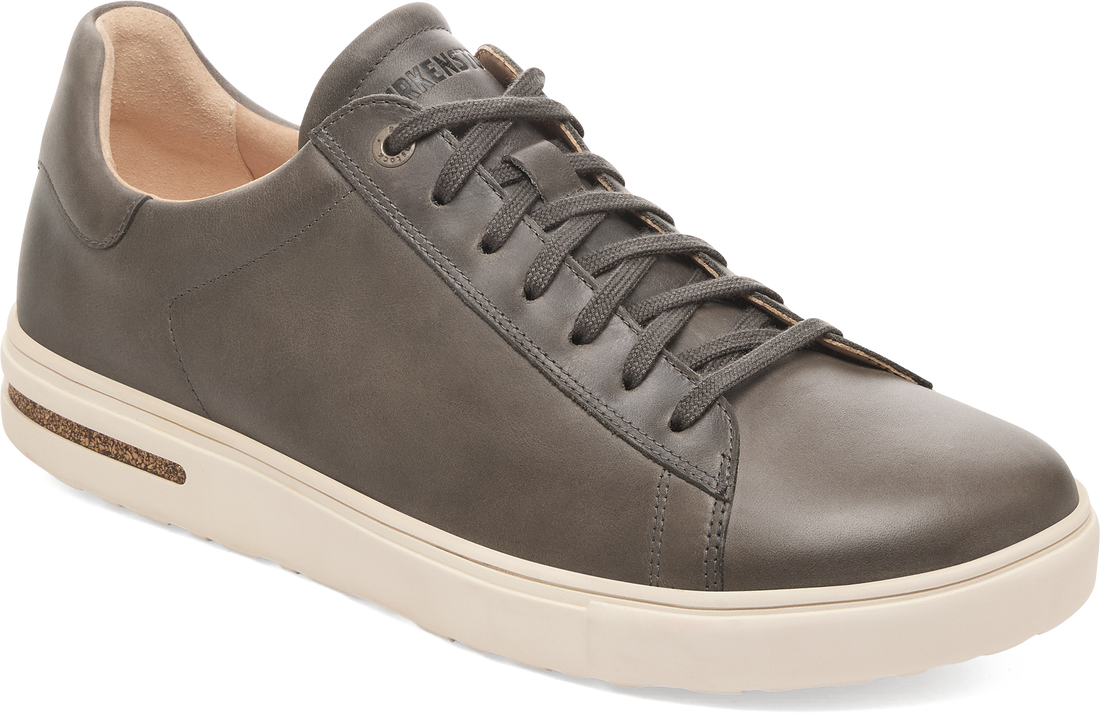 Quarter turn view Men&