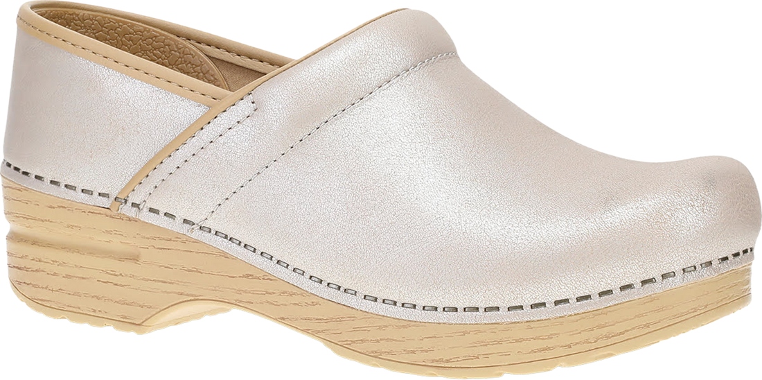 Quarter turn view Women&