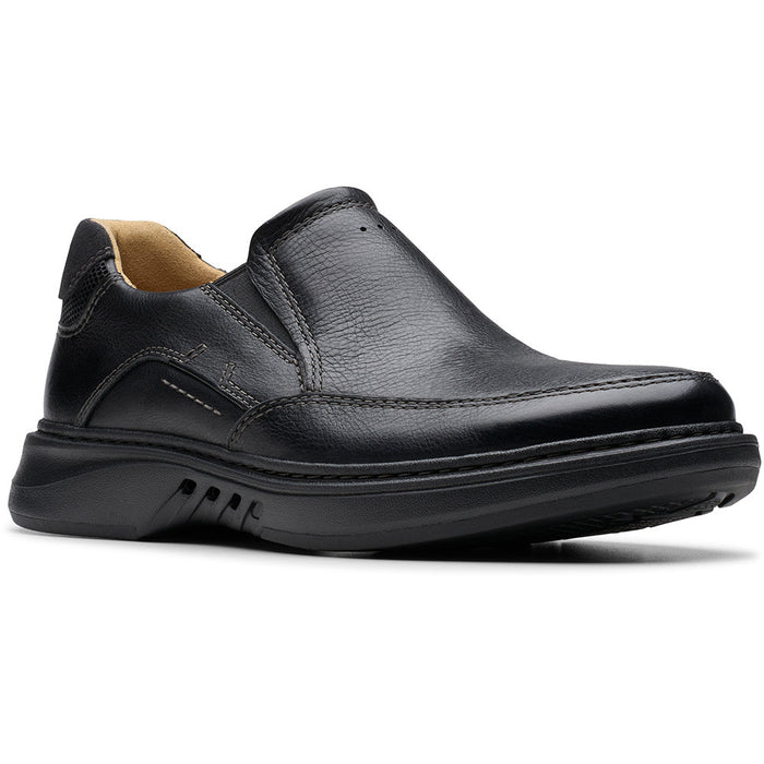 Quarter turn view Men's Clarks Footwear style name Un Briley Step Wide in color Black Leather. Sku: 26179984-W