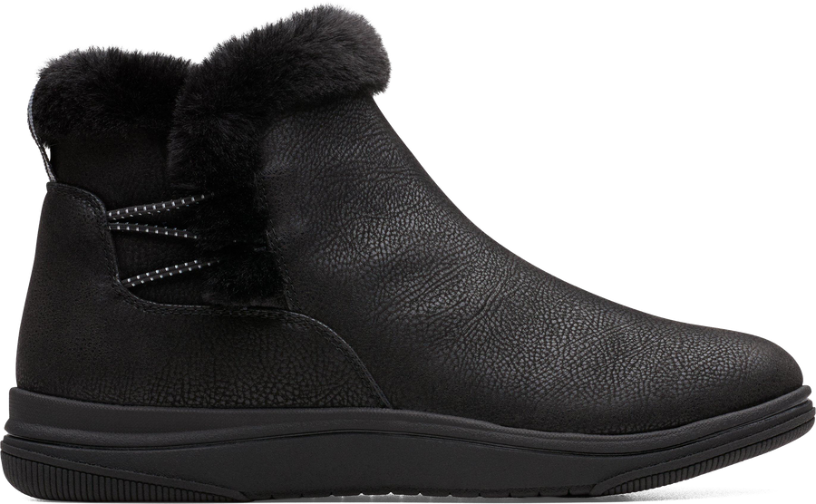 Quarter turn view Women's Clarks Footwear style name Breeze Fur in color BLK COMBI. Sku: 26184180