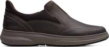 Quarter turn view Men's Clarks Footwear style name Mullan Step Wide in color DK BRN LEA. Sku: 26184413W