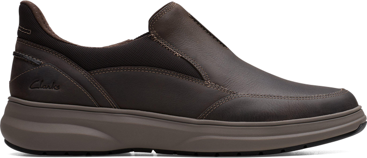 Quarter turn view Men's Clarks Footwear style name Mullan Step in color DK BRN LEA. Sku: 26184413