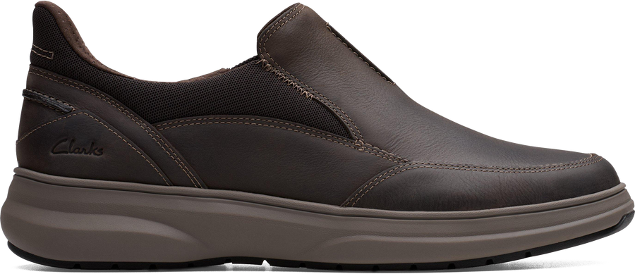 Quarter turn view Men's Clarks Footwear style name Mullan Step in color DK BRN LEA. Sku: 26184413