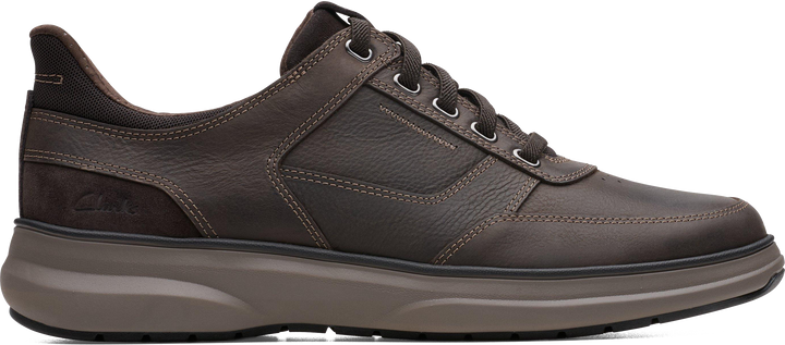 Quarter turn view Men's Clarks Footwear style name Mullan Easy in color DK BRN LEA. Sku: 26184416