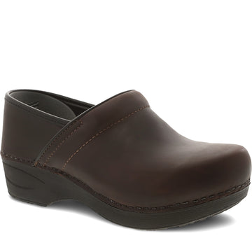 Quarter turn Women's Dansko Footwear style name Xp 2.0 Waterproof in color Brown. Sku: 3950670202