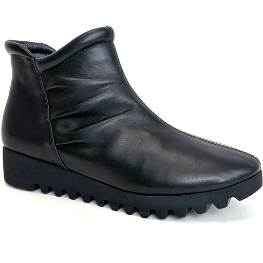 Quarter turn view Women's Aetrex Footwear style name Zoey in color Black Leather. Sku: BW700