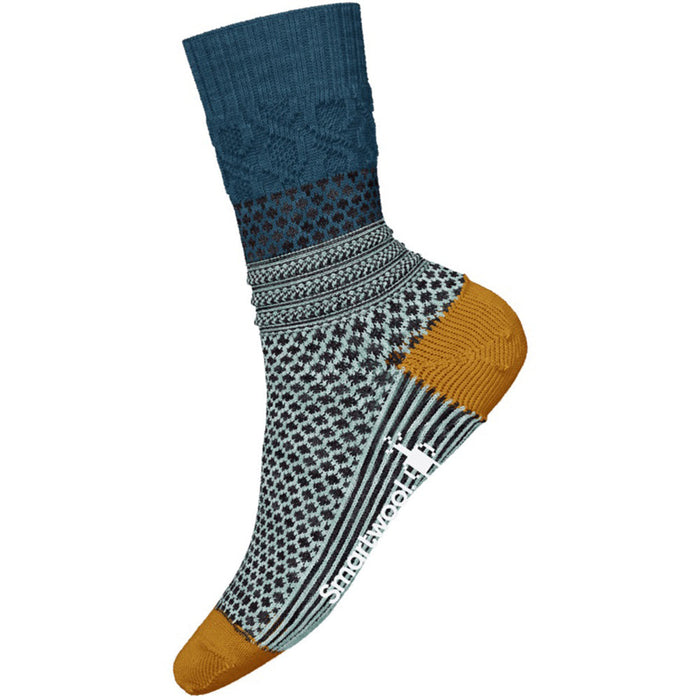 Quarter turn view Women's Smartwool Sock style name Popcorn Cable Crew in color Forest Green. Sku: SW001843B72