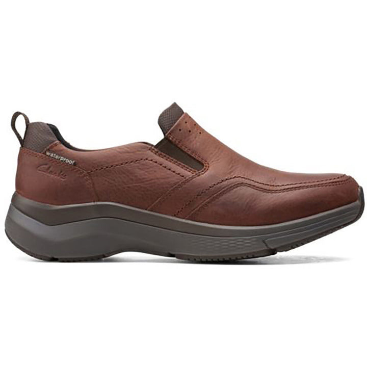 Quarter view Men's Clarks Footwear style name Wave 2.0 Edge Waterproof color Brown Oily Tumbled. Sku: 26155109