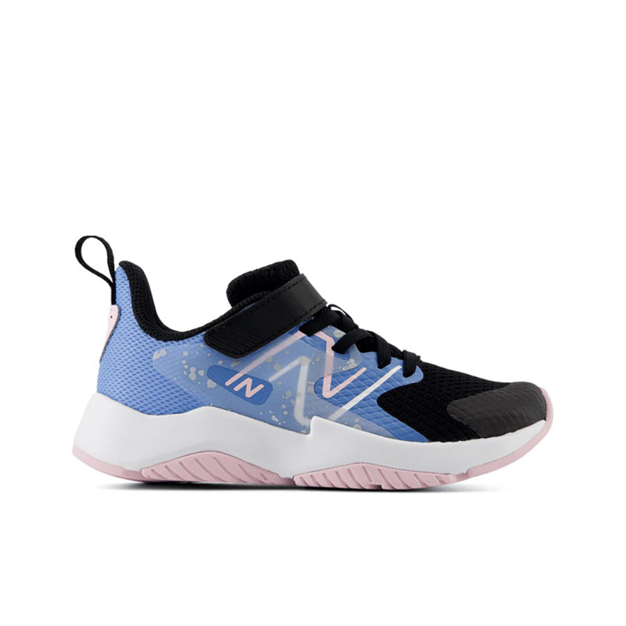 Quarter view Kid's New Balance Footwear style name Rave Run V2 Extra Wide in color Black/Blue Laguna/Lt Raspberry. Sku: YTRAVBL2-1XW