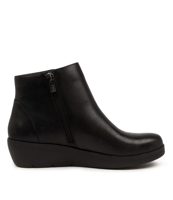 Inside view Women's Ziera Footwear style name Bertha in Black Leather. Sku: ZR10239BLALE